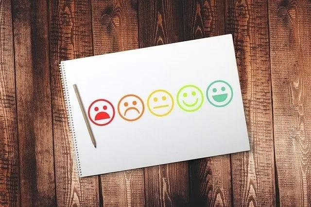 Caras sonrientes en un bloc de notas que ilustran distintos grados de felicidad o satisfacción