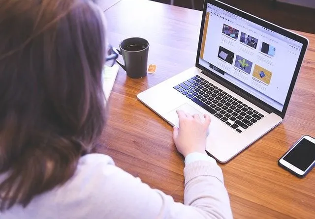Personne effectuant une recherche de produit sur un ordinateur portable