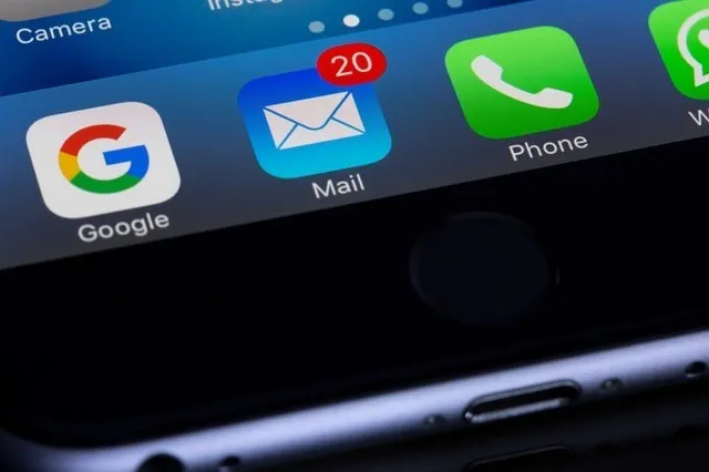 Dispositivo móvel com 20 notificações por e-mail não lidas