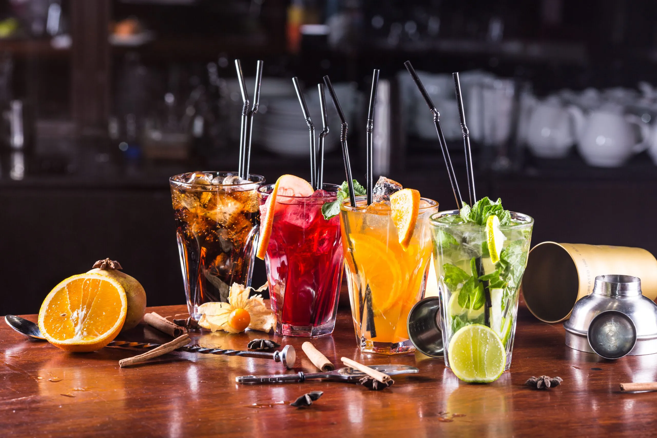 Rangée de cocktails colorés avec pailles