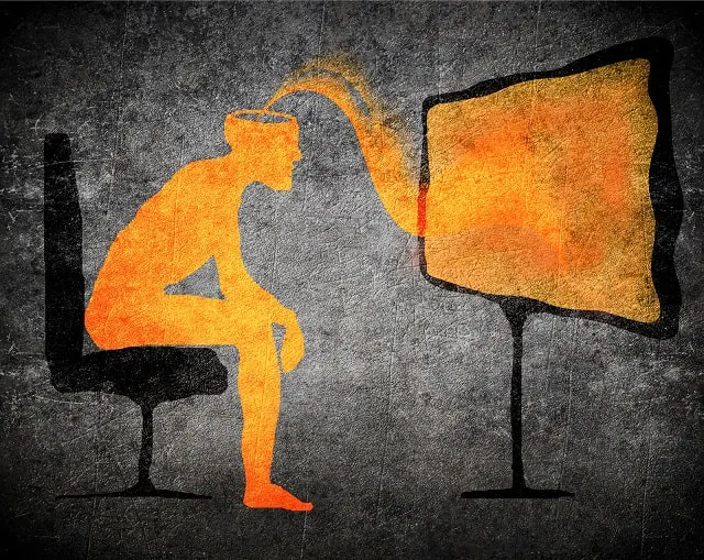 Grafico raffigurante una persona che guarda la televisione che assorbe messaggi subliminali