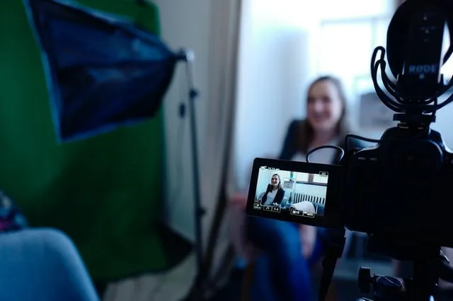 Kunde wird für eine Video-Fallstudie interviewt
