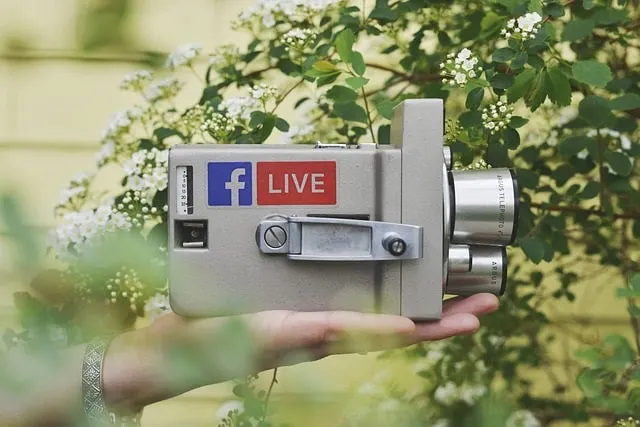 Cámara de vídeo con el logotipo de Facebook y la imagen de Live en el lateral/concepto de Facebook Live