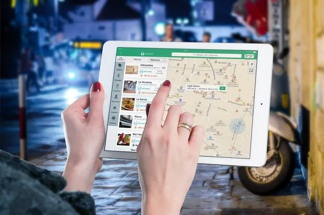 Pessoa à procura de empresas locais usando o Google Maps