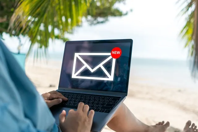 Person, die an einem Laptop mit Symbol für eingehende E-Mails arbeitet