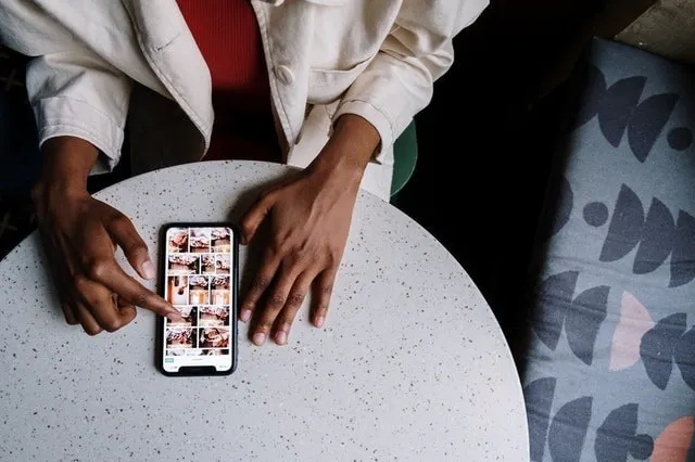Persona che sfoglia le foto per Instagram