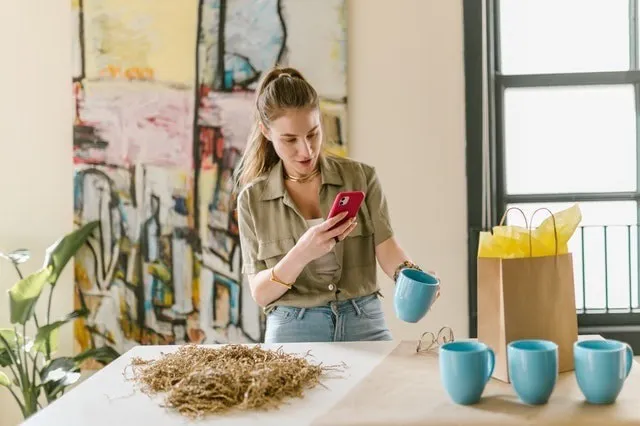 Donna che scatta foto di prodotti per Instagram