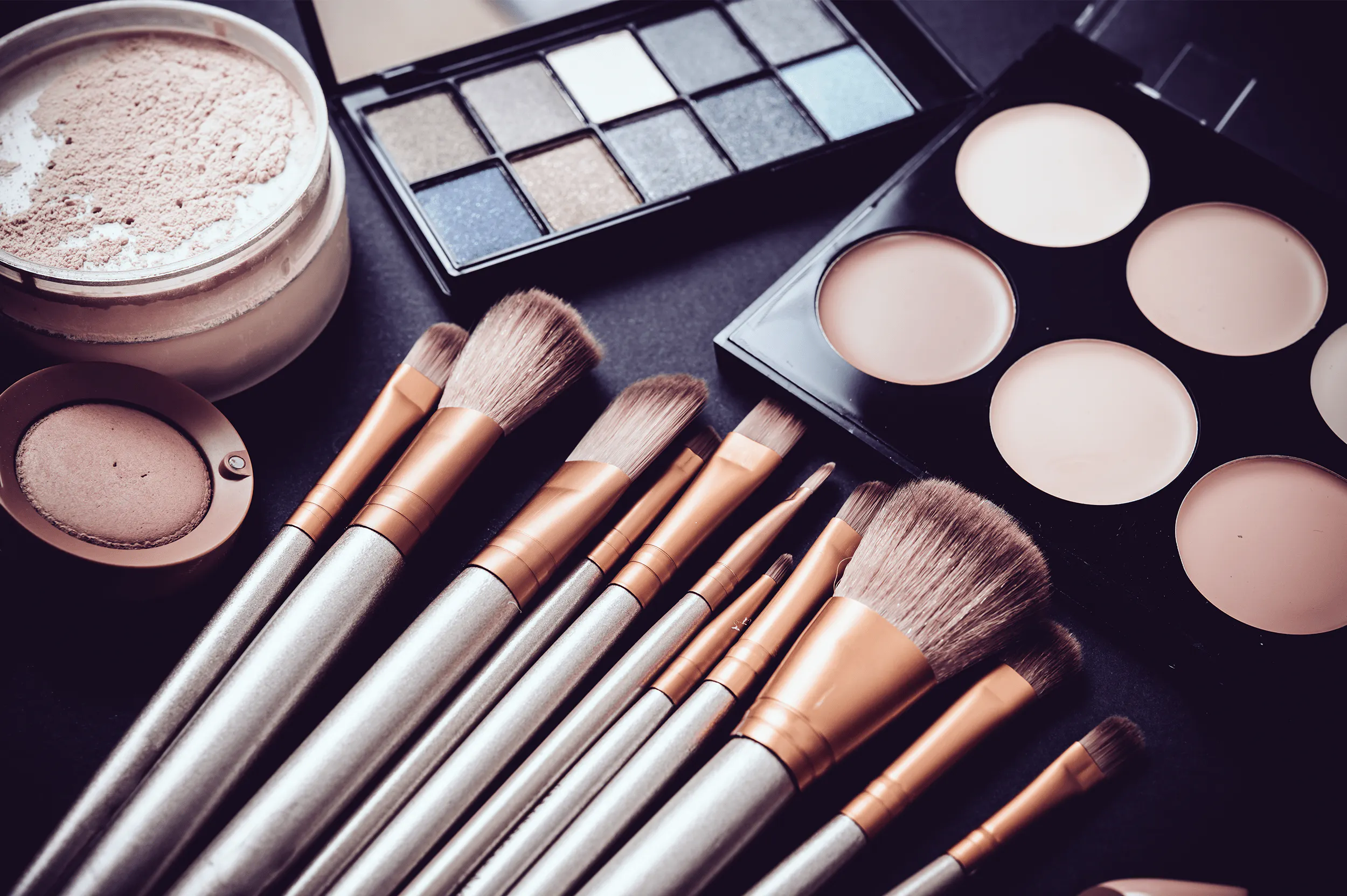 Pinceaux de maquillage, palettes de couleurs et fond de teint