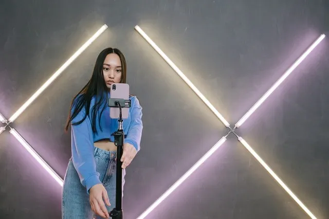 TikTok Creator bei den Vorbereitungen für die Aufnahme eines TikTok-Videos
