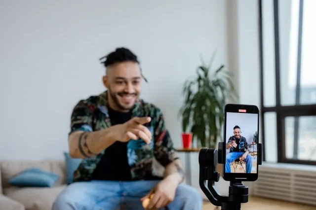 TikTok-Vermarkter erstellt ein TikTok-Video