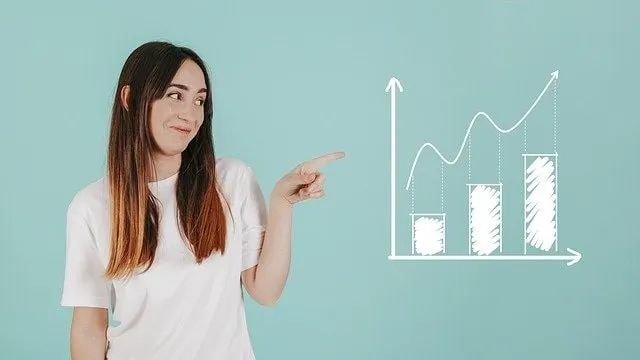 Jeune femme montrant un graphique à barres 