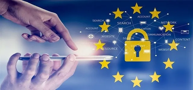 Utilização de um dispositivo móvel com uma teia de palavras ligadas relacionadas com a privacidade de dados sobrepostos por um cadeado