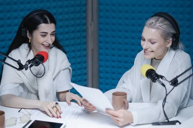 Le podcasteur parle avec son invité 