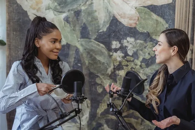 Deux femmes co-animant un podcast