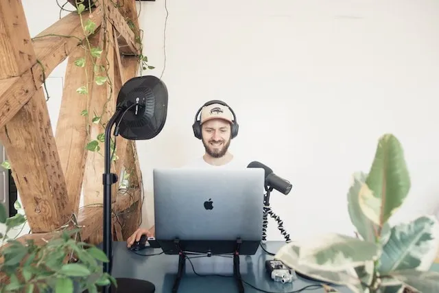 Un homme se préparant à enregistrer un podcast