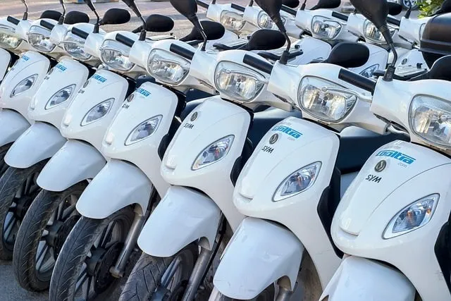 Una fila di scooter cittadini per il servizio di scooter-sharing