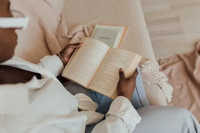 Un recensore di libri che legge un libro