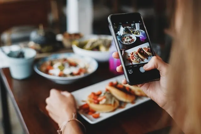 Scattare una foto di un pasto per un piano alimentare o una ricetta