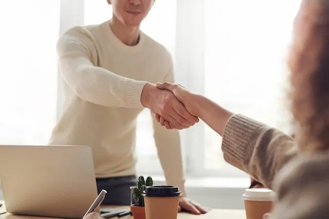 Partenaires commerciaux se serrant la main