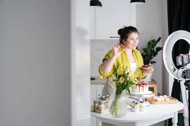Influencer, die Produkte in den sozialen Medien vorstellen - Produktplatzierung/unterschwelliges Werbekonzept